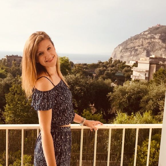 Meet your Posher, Danielle - Picture 3 of 4